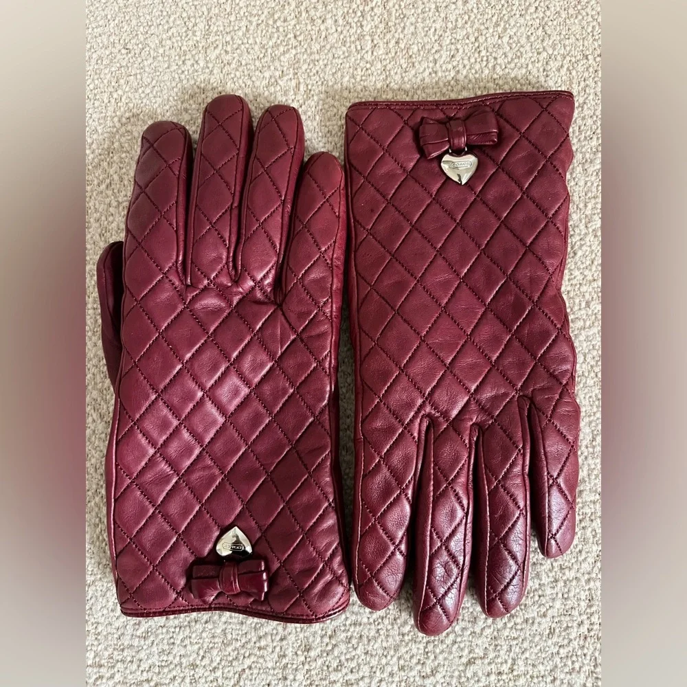 Coach
Quilted
Burgundy
Leather
Gloves Merino
Wool w/heart and bow . - Picture 3 of 6